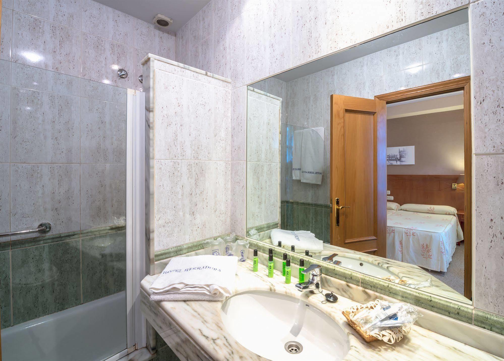 Hotel Herradura Σαντιάγο ντε Κομποστέλα Εξωτερικό φωτογραφία